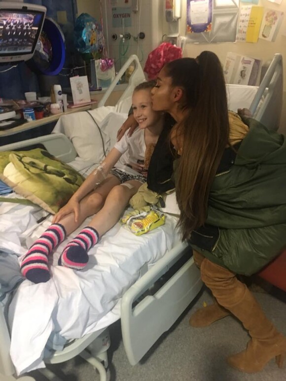 Ariana Grande rend visite à une de ses fans à l'hôpital à Manchester, le 2 juin 2017