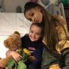 Ariana Grande pose avec une fan, hospitalisée, à Manchester, le 2 juin 2017