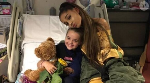Ariana Grande pose avec une fan, hospitalisée, à Manchester, le 2 juin 2017