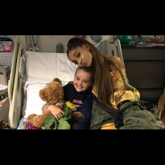 Ariana Grande pose avec une fan, hospitalisée, à Manchester, le 2 juin 2017