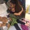 Ariana Grande auprès d'une fane à l'hôpital à Manchester, le 2 juin 2017