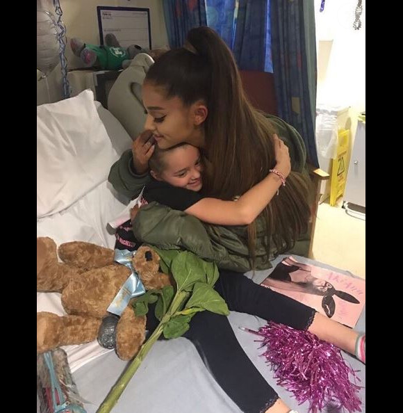Ariana Grande auprès d'une fane à l'hôpital à Manchester, le 2 juin 2017
