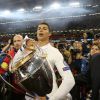 Cristiano Ronaldo, heureux avec le trophée, a remporté avec le Real Madrid sa quatrième Ligue des Champions le 3 juin 2017 en battant (4-1) la Juventus de Turin.