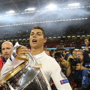 Cristiano Ronaldo, heureux avec le trophée, a remporté avec le Real Madrid sa quatrième Ligue des Champions le 3 juin 2017 en battant (4-1) la Juventus de Turin.
