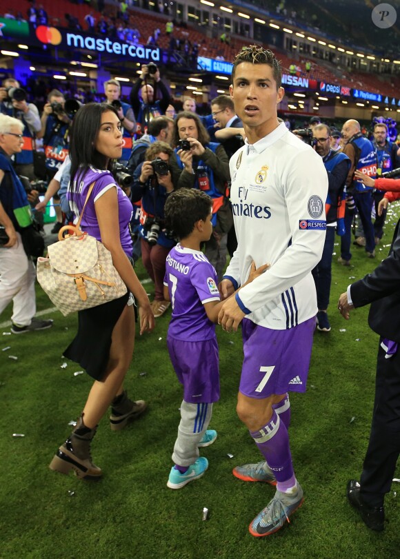 Cristiano Ronaldo a fait durer le plaisir avec son fils Cristiano Jr. et sa compagne Georgina Rodriguez lors de la victoire du Real Madrid en finale de la Ligue des Champions le 3 juin 2017 à Cardiff, au Pays de Galles, contre la Juventus de Turin (4-1).