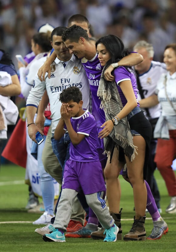 Cristiano Ronaldo a fêté avec son fils Cristiano Jr. et sa compagne Georgina Rodriguez la victoire du Real Madrid en finale de la Ligue des Champions le 3 juin 2017 à Cardiff, au Pays de Galles, contre la Juventus de Turin (4-1).