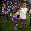 Cristiano Ronaldo a fêté avec son fils Cristiano Jr. la victoire du Real Madrid en finale de la Ligue des Champions le 3 juin 2017 à Cardiff, au Pays de Galles, contre la Juventus de Turin (4-1).