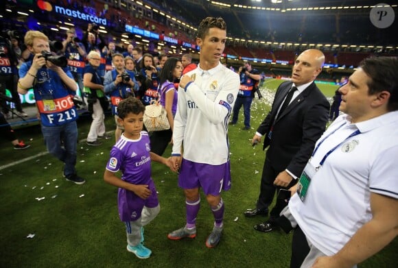 Cristiano Ronaldo a fêté avec son fils Cristiano Jr. la victoire du Real Madrid en finale de la Ligue des Champions le 3 juin 2017 à Cardiff, au Pays de Galles, contre la Juventus de Turin (4-1).