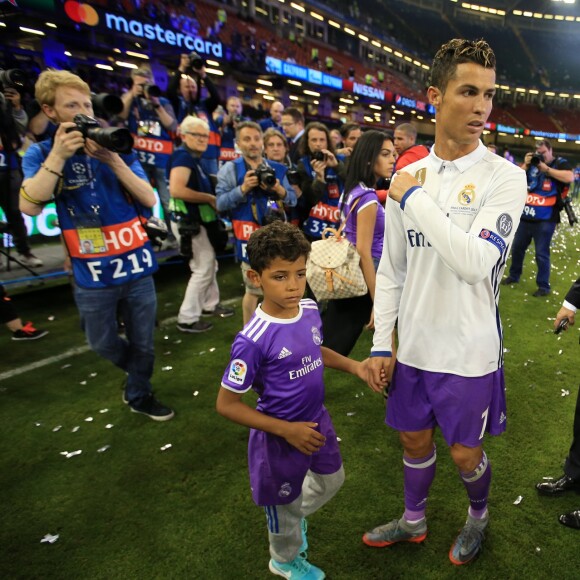 Cristiano Ronaldo a fêté avec son fils Cristiano Jr. la victoire du Real Madrid en finale de la Ligue des Champions le 3 juin 2017 à Cardiff, au Pays de Galles, contre la Juventus de Turin (4-1).