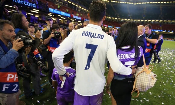 Cristiano Ronaldo avec son fils Cristiano Jr. et sa compagne Georgina Rodriguez après la victoire du Real Madrid en finale de la Ligue des Champions le 3 juin 2017 à Cardiff, au Pays de Galles, contre la Juventus de Turin (4-1).