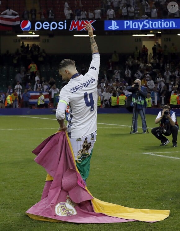 Sergio Ramos célèbre à la manière d'un torero la victoire du Real Madrid en finale de la Ligue des Champions le 3 juin 2017 à Cardiff, au Pays de Galles, contre la Juventus de Turin (4-1).