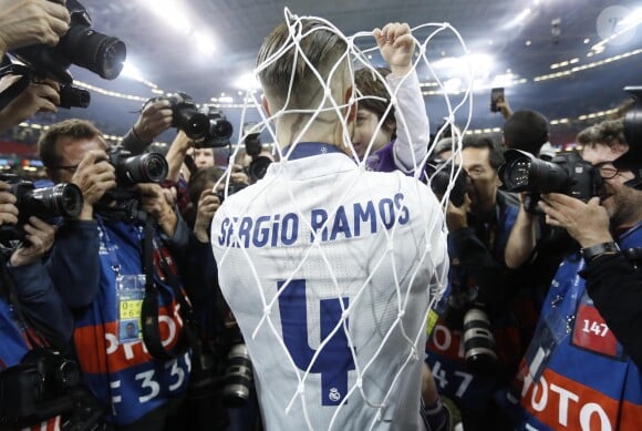 Sergio Ramos a gardé un bout des filets à l'issue de la victoire du Real Madrid en finale de la Ligue des Champions le 3 juin 2017 à Cardiff, au Pays de Galles, contre la Juventus de Turin (4-1).