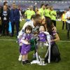 Sergio Ramos avec sa compagne Pilar Rubio et leurs fils Sergio et Marco lors de la victoire du Real Madrid en finale de la Ligue des Champions le 3 juin 2017 à Cardiff, au Pays de Galles, contre la Juventus de Turin (4-1).