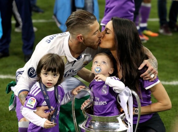 Sergio Ramos avec sa compagne Pilar Rubio et leurs fils Sergio et Marco lors de la victoire du Real Madrid en finale de la Ligue des Champions le 3 juin 2017 à Cardiff, au Pays de Galles, contre la Juventus de Turin (4-1).