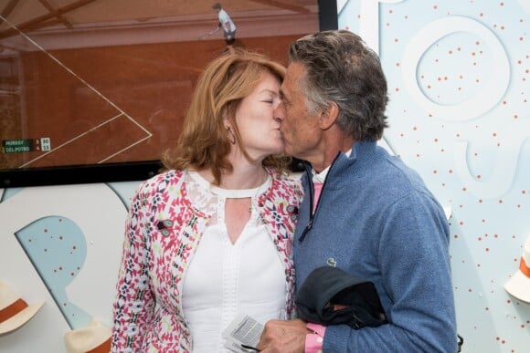 Gérard Holtz et sa femme Muriel Mayette s'embrassent devant les photographes au Village de Roland-Garros à Paris, le 3 juin 2017. © Dominique Jacovides - Cyril Moreau/ Bestimage