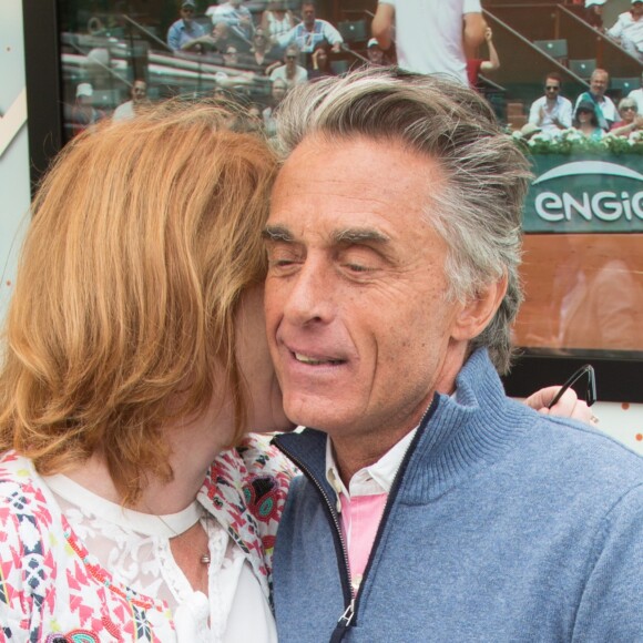 Gérard Holtz et sa femme Muriel Mayette en toute tendresse au Village de Roland-Garros à Paris, le 3 juin 2017.