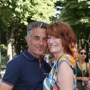 Gérard Holtz et sa femme Muriel Mayette-Holtz en juillet 2016 lors de la dernière étape du Tour de France, baroud d'honneur du journaliste avant son départ à la retraite.