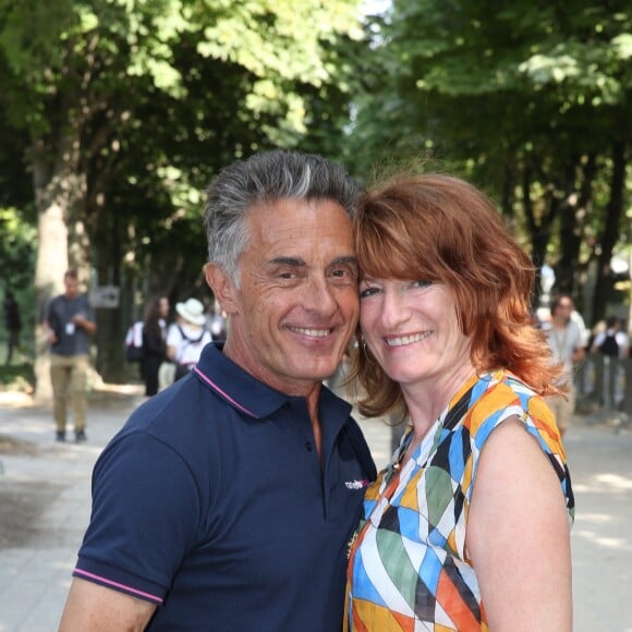 Gérard Holtz et sa femme Muriel Mayette-Holtz en juillet 2016 lors de la dernière étape du Tour de France, baroud d'honneur du journaliste avant son départ à la retraite.
