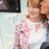 Gérard Holtz et sa femme Muriel Mayette en toute tendresse au Village de Roland-Garros à Paris, le 3 juin 2017.