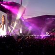 Ariana Grande est remonté sur scène à Manchester, dimanche, moins de deux semaines après qu'une attaque contre son concert eut fait 22 morts et des dizaines de blessés. Son spectacle-bénéfice «One Love Manchester» a pour but d'amasser des fonds pour les victimes de cette attaque à la bombe. Plusieurs artistes se sont ralliés à sa cause, dont Justin Bieber, Coldplay, Robbie Williams et Miley Cyrus. A Manchester le 4 juin 2017
