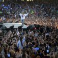 Ariana Grande est remonté sur scène à Manchester, dimanche, moins de deux semaines après qu'une attaque contre son concert eut fait 22 morts et des dizaines de blessés. Son spectacle-bénéfice «One Love Manchester» a pour but d'amasser des fonds pour les victimes de cette attaque à la bombe. Plusieurs artistes se sont ralliés à sa cause, dont Justin Bieber, Coldplay, Robbie Williams et Miley Cyrus. A Manchester le 4 juin 2017