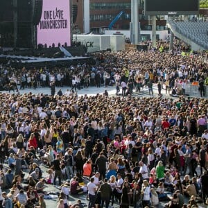 Ariana Grande est remonté sur scène à Manchester, dimanche, moins de deux semaines après qu'une attaque contre son concert eut fait 22 morts et des dizaines de blessés. Son spectacle-bénéfice «One Love Manchester» a pour but d'amasser des fonds pour les victimes de cette attaque à la bombe. Plusieurs artistes se sont ralliés à sa cause, dont Justin Bieber, Coldplay, Robbie Williams et Miley Cyrus. A Manchester le 4 juin 2017