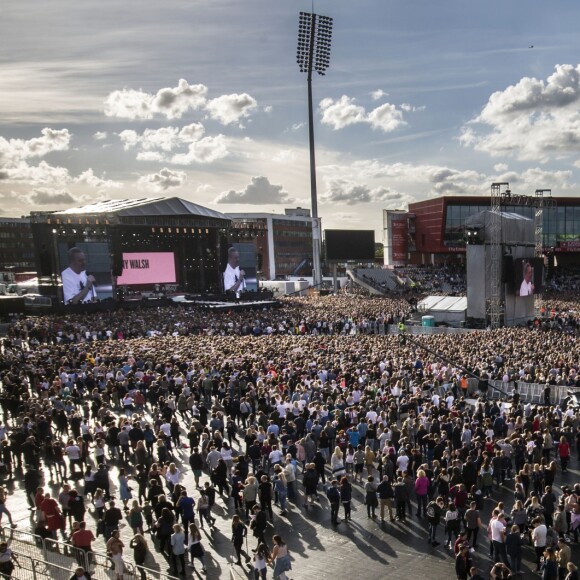 Ariana Grande est remonté sur scène à Manchester, dimanche, moins de deux semaines après qu'une attaque contre son concert eut fait 22 morts et des dizaines de blessés. Son spectacle-bénéfice «One Love Manchester» a pour but d'amasser des fonds pour les victimes de cette attaque à la bombe. Plusieurs artistes se sont ralliés à sa cause, dont Justin Bieber, Coldplay, Robbie Williams et Miley Cyrus. A Manchester le 4 juin 2017