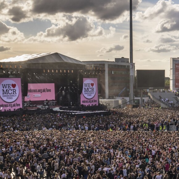 Ariana Grande est remonté sur scène à Manchester, dimanche, moins de deux semaines après qu'une attaque contre son concert eut fait 22 morts et des dizaines de blessés. Son spectacle-bénéfice «One Love Manchester» a pour but d'amasser des fonds pour les victimes de cette attaque à la bombe. Plusieurs artistes se sont ralliés à sa cause, dont Justin Bieber, Coldplay, Robbie Williams et Miley Cyrus. A Manchester le 4 juin 2017
