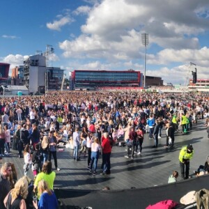 Ariana Grande est remonté sur scène à Manchester, dimanche, moins de deux semaines après qu'une attaque contre son concert eut fait 22 morts et des dizaines de blessés. Son spectacle-bénéfice «One Love Manchester» a pour but d'amasser des fonds pour les victimes de cette attaque à la bombe. Plusieurs artistes se sont ralliés à sa cause, dont Justin Bieber, Coldplay, Robbie Williams et Miley Cyrus. A Manchester le 4 juin 2017