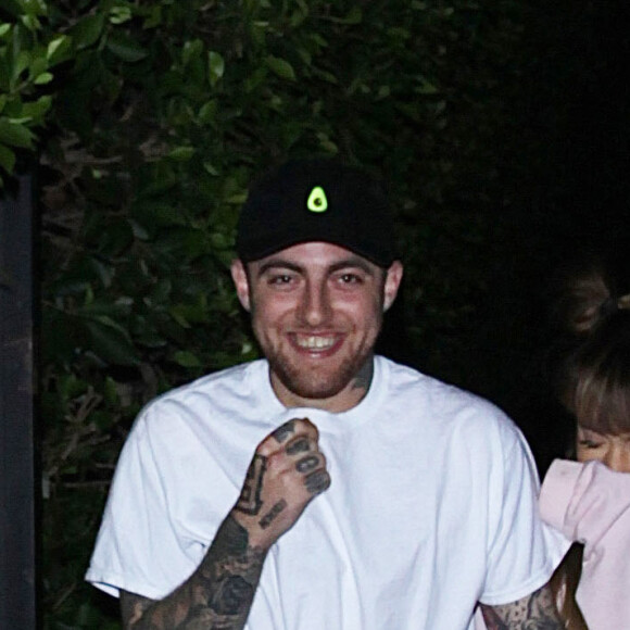 Exclusif - Ariana Grande et le rappeur Mac Miller roucoulent d'amour lors d’une sortie en couple à Los Angeles. Ariana porte une attelle à la cheville gauche et des claquettes en fourrure rose. Le 1er septembre 2016