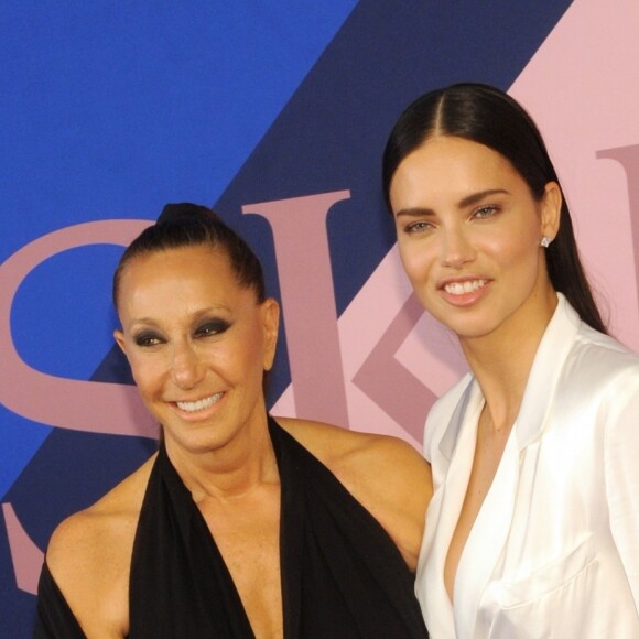 La styliste Donna Karan et Adriana Lima assistent aux CFDA Fashion Awards 2017 au Hammerstein Ballroom. New York, le 5 juin 2017.