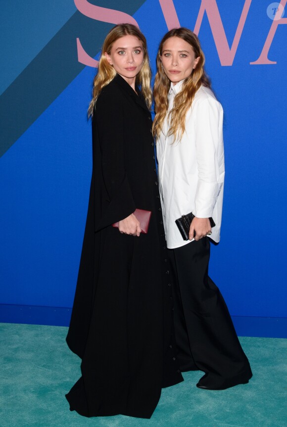 Ashley et Mary-Kate Olsen assistent aux CFDA Fashion Awards 2017 au Hammerstein Ballroom. New York, le 5 juin 2017.