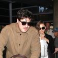 Carey Mulligan arrive avec son mari Marcus Mumford et leur fille Evelyn à leur arrivée à l'aéroport LAX de Los Angeles. Le 31 octobre 2015