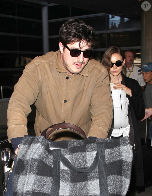 Carey Mulligan arrive avec son mari Marcus Mumford et leur fille Evelyn à leur arrivée à l'aéroport LAX de Los Angeles. Le 31 octobre 2015