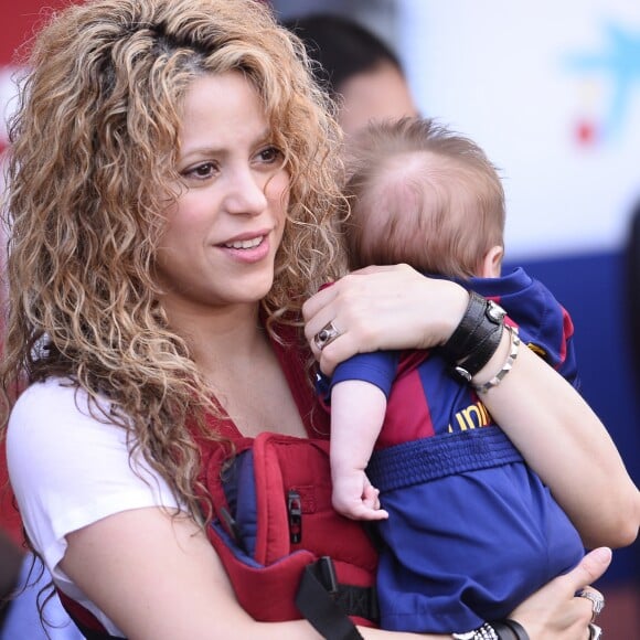 Shakira, avec ses enfants Milan (2 ans) et Sasha (3 mois), et sa belle-mère Montserrat Bernabeu, a assisté au match de football de son compagnon Gérard Piqué, Barca Vs Vanlence, à Barcelone. Le 16 avril 2015.