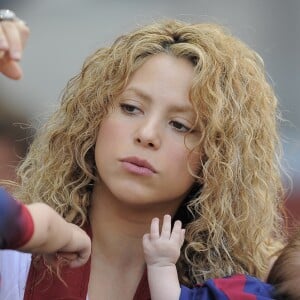 Shakira, avec ses enfants Milan (2 ans) et Sasha (3 mois), et sa belle-mère Montserrat Bernabeu, a assisté au match de football de son compagnon Gérard Piqué, Barca Vs Vanlence, à Barcelone. Le 16 avril 2015.