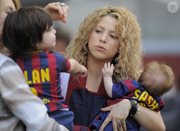 Shakira, avec ses enfants Milan (2 ans) et Sasha (3 mois), et sa belle-mère Montserrat Bernabeu, a assisté au match de football de son compagnon Gérard Piqué, Barca Vs Vanlence, à Barcelone. Le 16 avril 2015.