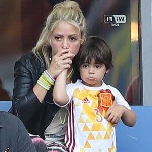 La chanteuse Shakira et ses enfants Milan et Sasha et la mère de Gerard Piqué Montserrat Bernabeu assistent au match Espagne - Italie lors de l'Euro 2016 au Stade de France à Saint-Denis le 27 juin 2016. © Cyril Moreau / Bestimage