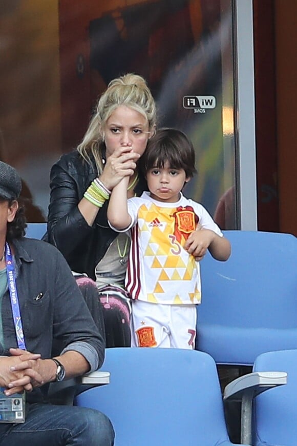 La chanteuse Shakira et ses enfants Milan et Sasha et la mère de Gerard Piqué Montserrat Bernabeu assistent au match Espagne - Italie lors de l'Euro 2016 au Stade de France à Saint-Denis le 27 juin 2016. © Cyril Moreau / Bestimage