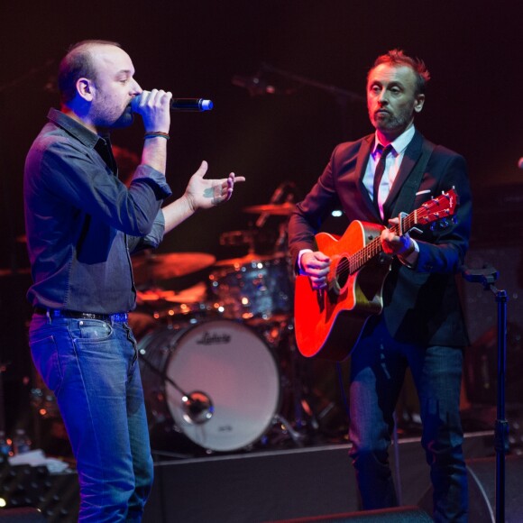 Le chanteur Ours (Charles Souchon) et son frère Pierre Souchon lors du concert du 12ème Gala 2017 de l'Association pour la Recherche sur Alzheimer à la salle Pleyel dans le 8ème arrondissement, à Paris, France le 30 janvier 2017. L’Association pour la Recherche sur Alzheimer organise son 12ème gala de charité au profit de la recherche sur alzheimer. L’artiste Pierre Souchon, à l’initiative de ce concert intitulé "2 Générations chantent pour la 3ème", convie de nombreux artistes. L’intégralité des bénéfices de cette soirée servira à financer la recherche sur la maladie d’Alzheimer. © Cyril Moreau/Bestimage