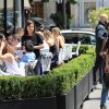 Bella Hadid déjeune au restaurant L'Avenue puis rentre à l'hôtel George V. Paris, le 9 juin 2017.