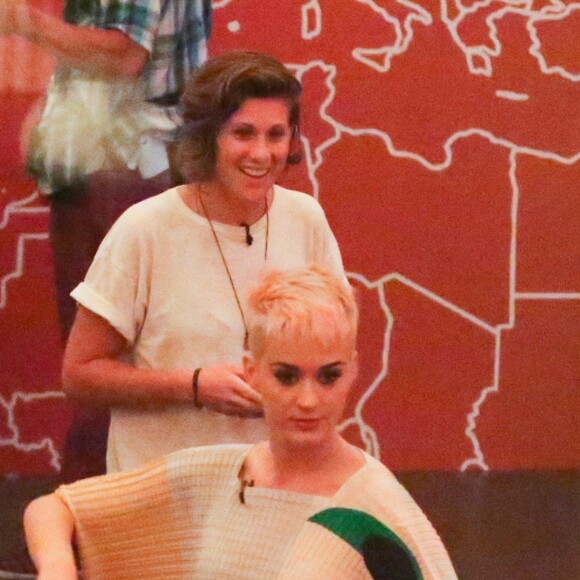 Katy Perry célèbre la sortie de son nouvel album "Witness". Pour l'occasion, Katy Perry, en compagnie de Sia, Anna Kendrick, Mia Moretti, Dita Von Tease, Cleo Wade à organisé un dîner depuis sa "Witness House". A Los Angeles le 9 juin 2017