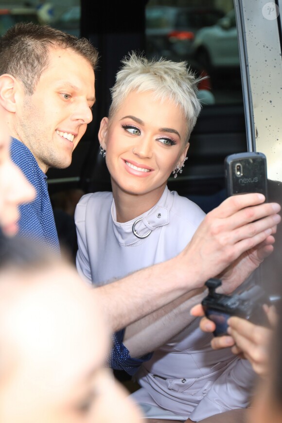 Exclusif - Katy Perry arrive en voiture pour l'enregistrement de l'émission "Quotidien" à Paris, le 2 juin 2017.