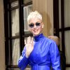 Katy Perry quitte l'hôtel Meurice par la sortie arrière et signe des autographes à ses fans qui l'attendaient à Paris le 2 juin 2017