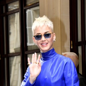 Katy Perry quitte l'hôtel Meurice par la sortie arrière et signe des autographes à ses fans qui l'attendaient à Paris le 2 juin 2017