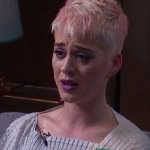 Katy Perry en séance avec le Dr. Siri Sat Nam Singh pour sa télé-réalité "Witness World Wide", un livestream diffusé pendant trois jours sur Youtube à l'occasion de la sortie de son nouvel album, "Witness". Le 9 juin 2017.