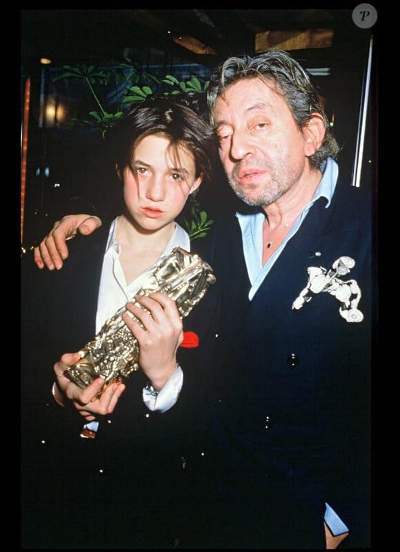 C'est dans son plus beau costume de Gainsbarre que Serge Gainsbourg embrasse sa fille Charlotte, qui reçoit le César du meilleur espoir féminin pour "L'Effrontée" en 1986.