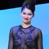 Laetitia Casta rend hommage à Yves Saint Laurent en portant l'une de ses créations audacieuses et transparentes lors des César 2010