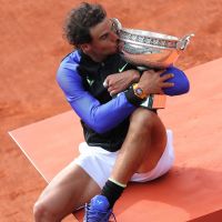 Rafael Nadal impérial à Roland-Garros, devant sa chérie et sa jolie petite soeur