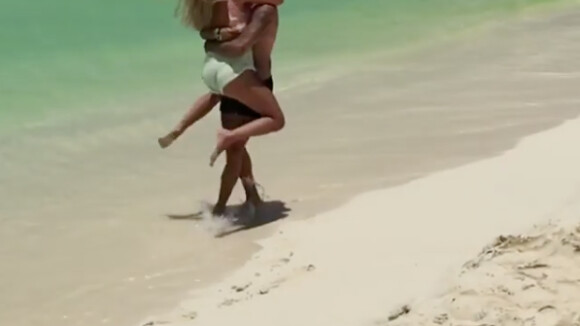 Emilie Nef Naf et Jérémy Menez amoureux à Cancun, le 11 juin 2017.